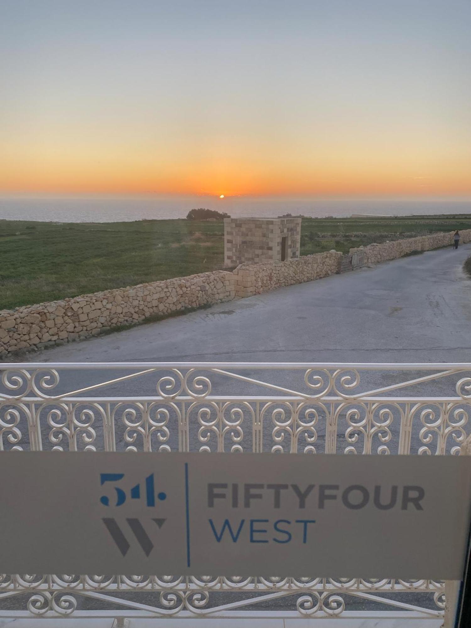 Bed and Breakfast Fiftyfour West Boutique Living Арб Экстерьер фото